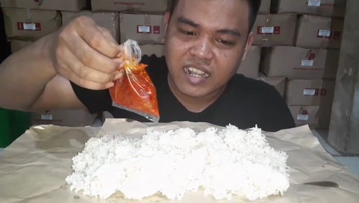 Aksi mukbang viral