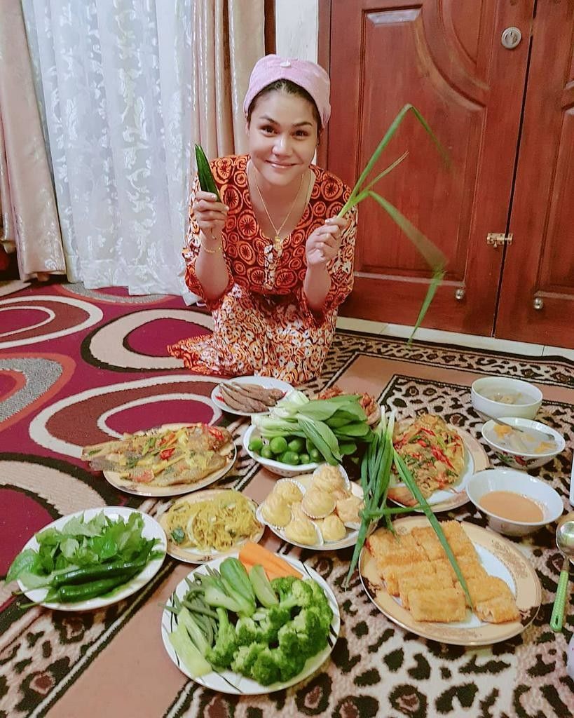 Aksi mukbang viral