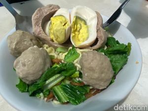 Menyantap Bakso Urat Tip Top Kemanggisan yang Legendaris