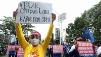 Mereka mendesak agar pemerintah dan DPR segera menghentikan pembahasan omnibus law Rancangan Undang-Undang (RUU) Cipta Kerja.