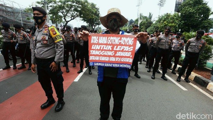 Buruh kembali berdemo menolak RUU Cipta Kerja. Unjuk rasa ini digelar saat sidang tahun MPR, DPR dan DPD, Jumat (14/8).