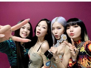 BLINK & ARMY Merapat! Tokopedia WIB Show Dimeriahkan BLACKPINK & BTS