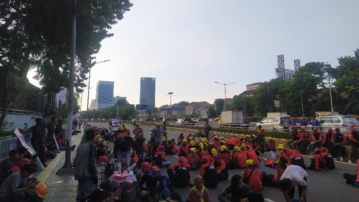 Buruh padati Jalan Gatot Subroto