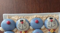 Doraemon juga jadi inspirasi bentuk dango yang lucu dan menggemaskan. Lucunya doraemon tersebut dibuat terpisah pada bagian kepala dan tubuhnya. Foto: Instagram @nao2748