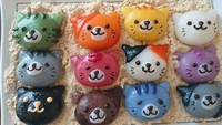 Berbentuk kucing-kucing yang lucu, dango juga dikreasikan dengan aneka warna. Ada beragam kucing dengan warna hitam, abu-abu, hingga ungu yang imut. Foto: Instagram @nao2748