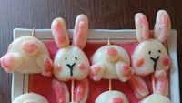Bentuk kelinci putih dengan aksen putih juga dibuat oleh Nao pada bentuk dangonnya. Dango satu ini diberikan siraman saus pink yang manis. Foto: Instagram @nao2748