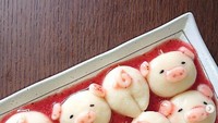 Sama seperti dango bentuk kelinci, kali ini Nao membuatnya dalam bentuk babi yang lucu. Dango satu ini juga disiram saus pink yang rasanya manis legit. Foto: Instagram @nao2748