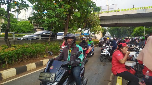 Demo buruh di Jalan Gatot Subroto