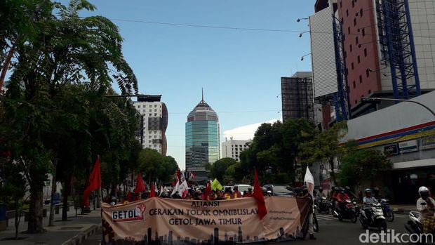 demo buruh tolak omnibus law