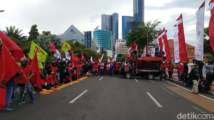 demo buruh tolak omnibus law
