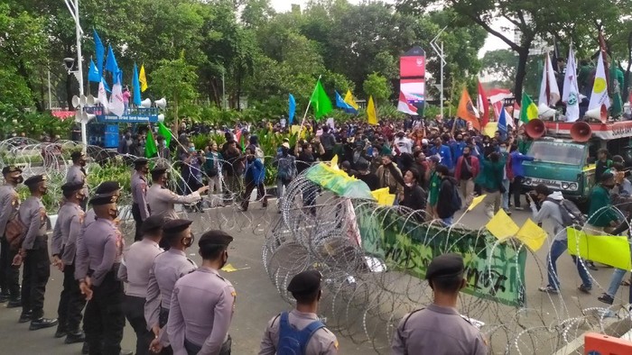 Demo mahasiswa di Jalan Gerbang Pemuda, Jakarta