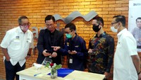 Dirut Bank Mandiri Royke Tumilaar dan Pejabat Eksekutif Bisnis & Jaringan Bank Mandiri Aquarius Rudianto berbincang dengan nasabah UKM di sela peresmian Mandiri UKM Center, Jl Otista, Bandung, Jumat (14/8). 