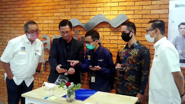 Dukung Pertumbuhan Ekonomi lewat UKM Untuk mendukung peran UKM dalam pemulihan ekonomi nasional Bank Mandiri mengembangkan UKM Center.