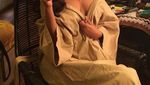 Gaya Esha Gupta, Bintang Paling Seksi dari India Saat Ngopi