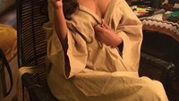 Di sela-sela pemotretannya, Esha memilih secangkir kopi hangat untuk menambah energi di tenga rutinitasnya yang padat. Foto: Instagram Esha Gupta/Ist