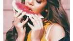 Gaya Esha Gupta, Bintang Paling Seksi dari India Saat Ngopi