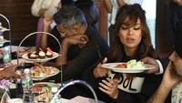  Hadir dalam berbagai acara penting, Esha biasanya lebih suka menyantap makanan manis hingga salad untuk mengisi perutnya. Foto: Instagram Esha Gupta/Ist