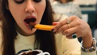 Kalau ini momen serunya saat mencicipi churros dengan lelehan cokelat panas yang dipesannya. Esha sendiri terkenal hobi kulineran dan tak membatasi asupan makanannya. Foto: Instagram Esha Gupta/Ist