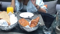 Pemain film Jannat 2 ini rutin sarapan setiap paginya. Untuk menunya ia lebih suka makanan khas Western, seperti sarapan dengan croissant, roti gandum hingga segelas jus jeruk. Foto: Instagram Esha Gupta/Ist