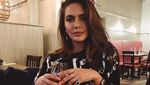 Gaya Esha Gupta, Bintang Paling Seksi dari India Saat Ngopi