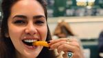 Gaya Esha Gupta, Bintang Paling Seksi dari India Saat Ngopi