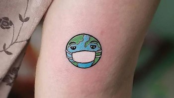 Mulai dari gambar tato penghormatan untuk tenaga medis, bumi mengenakan masker hingga gulungan kertas toilet. Foto: Boredpanda