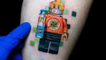 “Ada banyak ketakutan tentang seperti apa kembali bekerja nantinya. Apa yang dibutuhkan [pembuat tato] agar merasa aman untuk dapat kembali bekerja dan mencari nafkah, ujar  Zac Scheinbaum, seorang seniman yang tinggal di San Francisco. Foto: Boredpanda