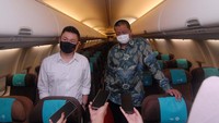 Mereka juga sempat melihat ke dalam kabin pesawat.