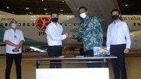 Direktur Utama PT Garuda Indonesia Irfan Setiaputra (kedua kanan) melakukan salam New Normal dengan President Direktur PT Putra Perkasa Abadi Christianto Setyo (kedua kiri) usai penandatanganan kerjasama layanan penerbangan.