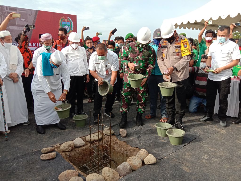 Gubsu Edy Rahmayadi saat groundbreaking sport center (Ahmad Arfah-detikcom)
