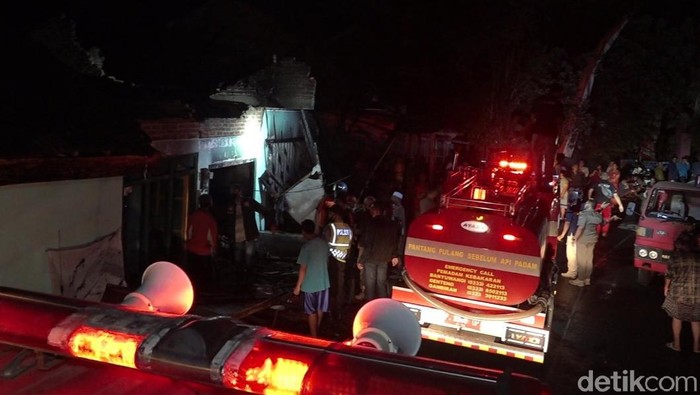 Gudang Peralatan Dekorasi Ludes Terbakar, Satu Mobil Ikut Hangus Terbakar