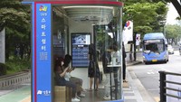 Selain dilengkapi dengan kamera thermal dan pintu otomatis, halte bus tersebut juga dilengkapi dengan papan informasi terkait tindakan pencegahan penyebaran virus Corona yakni rajin mencuci tangan, mengenakan masker, dan menjaga jarak.