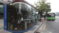 Sejumlah warga tampak mengantre bus di dalam halte berteknologi canggih di kawasan Seoul, Korea Selatan, Jumat (14/8/2020).