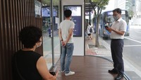 Warga yang hendak mengantre bus di dalam halte tersebut pun diwajibkan untuk mengenakan masker sebagai upaya preventif pencegahan penyebaran virus Corona.