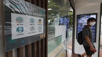 Halte bus berteknologi canggih itu diketahui dilengkapi dengan kamera thermal dan pintu otomatis yang dapat mencegah orang dengan suhu tubuh tinggi untuk masuk ke dalam halte bus tersebut.