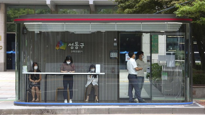 A bus shelter designed to block people with fever amid a spread of the coronavirus, is installed at a bus stop in Seoul, South Korea, Friday, Aug. 14, 2020. The glass panels-covered bus stops at a Seoul district, are equipped with thermal cameras that screen people for fevers and also automatic doors that doesn’t let in any one with high temperatures. (AP Photo/Ahn Young-joon)