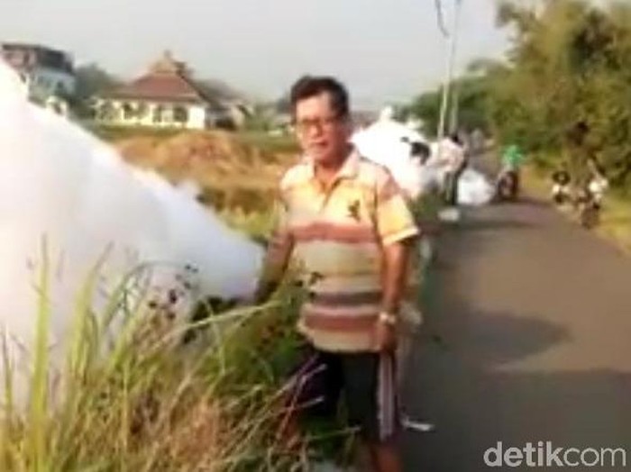 Busa bak awan meluap dari saluran air hingga menutup jalan kampung di Kecamatan Gempol, Kabupaten Pasuruan. Sementara saluran air yang tertutup gunungan busa itu mencapai 500 meter.