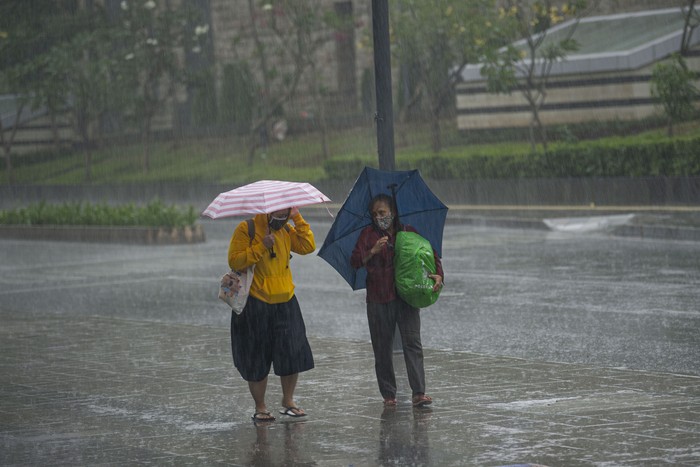 Warga menggunakan payung saat hujan mengguyur Stasiun MRT Dukuh Atas BNI, Jakarta, Kamis (13/8/2020). Berdasarkan data Badan Meteorologi, Klimatologi dan Geofisika ( BMKG), meski puncak kemarau terjadi pada Agustus ini, sebagian wilayah Jabodetabek diguyur hujan dengan intensitas ringan hingga sedang karena adanya fenomena gelombang atmosfer (Rossby Ekuator) di wilayah Indonesia bagian barat. ANTARA FOTO/Aditya Pradana Putra/aww.