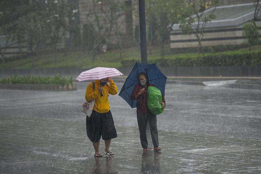 Warga menggunakan payung saat hujan mengguyur Stasiun MRT Dukuh Atas BNI, Jakarta, Kamis (13/8/2020). Berdasarkan data Badan Meteorologi, Klimatologi dan Geofisika ( BMKG), meski puncak kemarau terjadi pada Agustus ini, sebagian wilayah Jabodetabek diguyur hujan dengan intensitas ringan hingga sedang karena adanya fenomena gelombang atmosfer (Rossby Ekuator) di wilayah Indonesia bagian barat. ANTARA FOTO/Aditya Pradana Putra/aww.