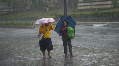 Warga menggunakan payung saat hujan mengguyur Stasiun MRT Dukuh Atas BNI, Jakarta, Kamis (13/8/2020). Berdasarkan data Badan Meteorologi, Klimatologi dan Geofisika ( BMKG), meski puncak kemarau terjadi pada Agustus ini, sebagian wilayah Jabodetabek diguyur hujan dengan intensitas ringan hingga sedang karena adanya fenomena gelombang atmosfer (Rossby Ekuator) di wilayah Indonesia bagian barat. ANTARA FOTO/Aditya Pradana Putra/aww.