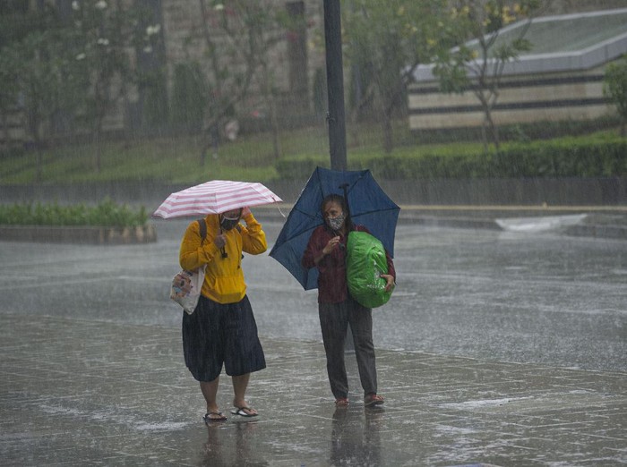 Warga menggunakan payung saat hujan mengguyur Stasiun MRT Dukuh Atas BNI, Jakarta, Kamis (13/8/2020). Berdasarkan data Badan Meteorologi, Klimatologi dan Geofisika ( BMKG), meski puncak kemarau terjadi pada Agustus ini, sebagian wilayah Jabodetabek diguyur hujan dengan intensitas ringan hingga sedang karena adanya fenomena gelombang atmosfer (Rossby Ekuator) di wilayah Indonesia bagian barat. ANTARA FOTO/Aditya Pradana Putra/aww.
