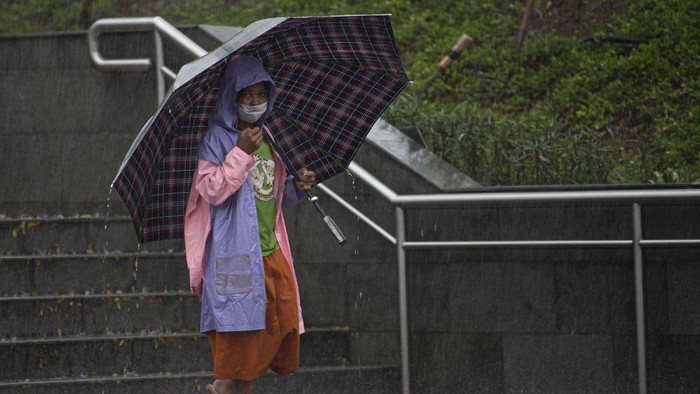 Warga menggunakan payung saat hujan mengguyur Stasiun MRT Dukuh Atas BNI, Jakarta, Kamis (13/8/2020). Berdasarkan data Badan Meteorologi, Klimatologi dan Geofisika ( BMKG), meski puncak kemarau terjadi pada Agustus ini, sebagian wilayah Jabodetabek diguyur hujan dengan intensitas ringan hingga sedang karena adanya fenomena gelombang atmosfer (Rossby Ekuator) di wilayah Indonesia bagian barat. ANTARA FOTO/Aditya Pradana Putra/aww.