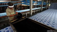 Salah satu adaptasi yang dilakukan adalah dengan menerapkan protokol kesehatan. Para pekerja tampak mengenakan face shield atau pelindung wajah saat beraktivitas menyelesaikan pembuatan seragam batik.