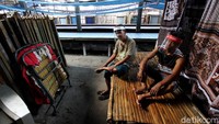 Para pekerja di industri batik rumahan tersebut mendapatkan gaji sebesar Rp 90 ribu hingga Rp 100 ribu setiap harinya.