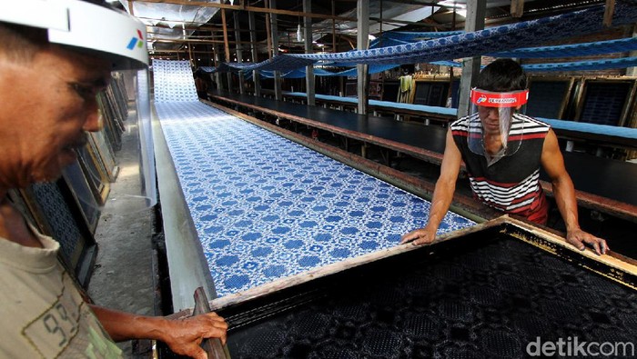 Industri Batik Rumahan di Sukoharjo Ini Tembus Pasar Pasar ASEAN Pandemi COVID-19 berdampak pada sektor industri Indonesia. Meski begitu UMKM binaan Pertamina ini tetap bertahan dan mampu tembus pasar ASEAN di tengah pandemi.