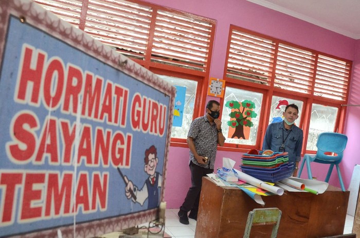 Corporate Secretary PT Bank Tabungan Negara (Persero) Tbk. Ari Kurniaman (kiri) bersama Kepala Bagian Umum Sekertaris Direktorat Jenderal Perbendaharaan Kementerian Keuangan Yuni Wibawa melukis tembok Paud Kuncup Kencana di Jakarta, Jumat (14/8). Dalam rangka mendukung inklusi keuangan, Bank BTN melakukan berbagai kegiatan untuk pelaksanaan dan pengenalan menabung sejak dini di Paud tersebut. Selain itu, Bank BTN juga merenovasi Paud Kuncup Kencana untuk membuat proses belajar mengajar kian menyenangkan.