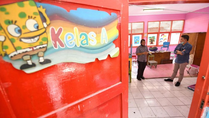 Corporate Secretary PT Bank Tabungan Negara (Persero) Tbk. Ari Kurniaman (kiri) bersama Kepala Bagian Umum Sekertaris Direktorat Jenderal Perbendaharaan Kementerian Keuangan Yuni Wibawa melukis tembok Paud Kuncup Kencana di Jakarta, Jumat (14/8). Dalam rangka mendukung inklusi keuangan, Bank BTN melakukan berbagai kegiatan untuk pelaksanaan dan pengenalan menabung sejak dini di Paud tersebut. Selain itu, Bank BTN juga merenovasi Paud Kuncup Kencana untuk membuat proses belajar mengajar kian menyenangkan.