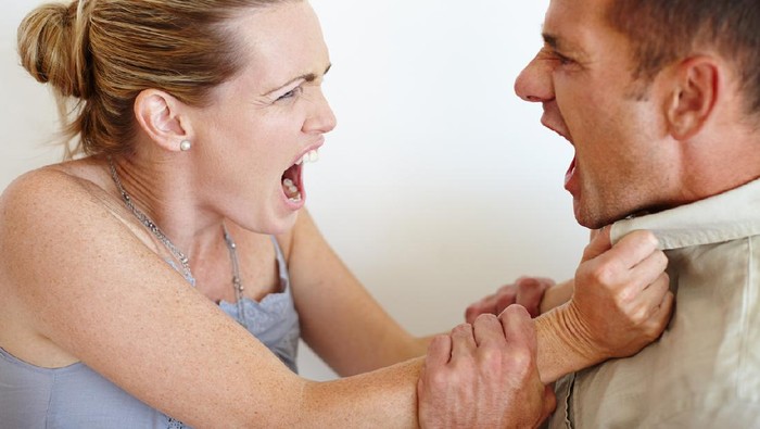 Closeup of a wife grabbing her husbands shirt in anger as they fighthttp://195.154.178.81/DATA/i_collage/pu/shoots/784503.jpg
