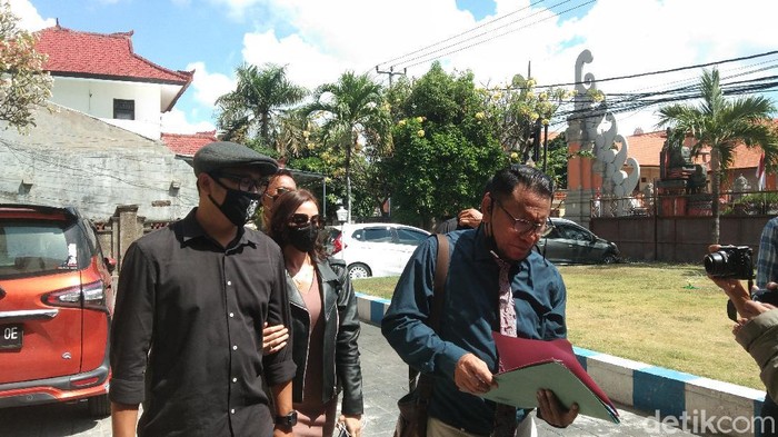 Istri Jerinx, Nora Alexandra, orang tua Jerink mendatangi Polda Bali.