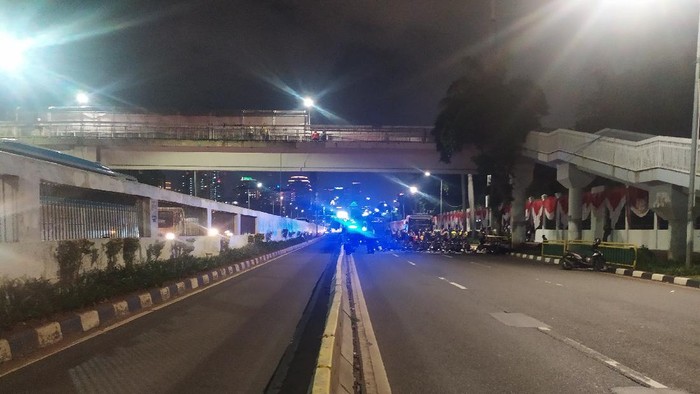 Jalan Gatot Subroto depan DPR ditutup imbas massa demo masih bertahan